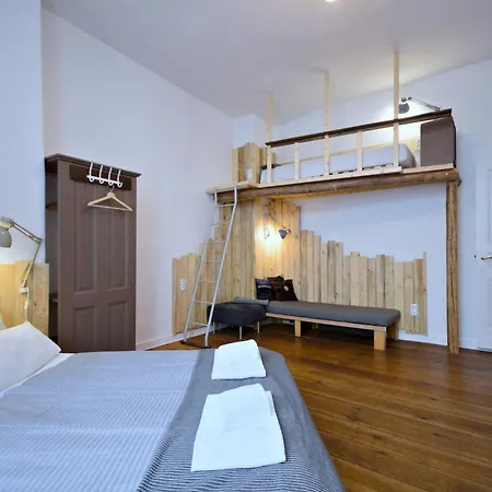 Ground Floor Lal * Berlin