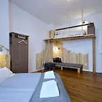 Ground Floor Lal * برلين