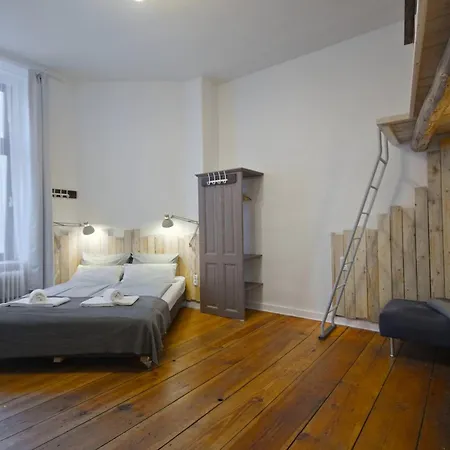 Courtyard Apartman *