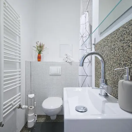 Апартаменты Ground Floor Apartment Берлин